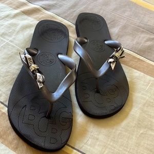 BCBG FLIP FLOPS